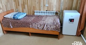 3-х местный номер: двуспальная кровать, односпальная кровать, тумбочки, шкаф с зеркалом, телевизор, маленький холодильник, балкон: стол, стулья (май 2025).