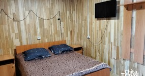 3-х местный номер: двуспальная кровать, односпальная кровать, тумбочки, шкаф с зеркалом, телевизор, маленький холодильник, балкон: стол, стулья (май 2025).