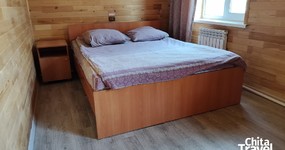 №1(3 места) - 1 этаж. Одна односпальная кровать, одна двуспальная кровать, 3 тумбочки, холодильник, ТВ Окна выходят на въезд базы, гостиницу и мангальную зону (май 2025).