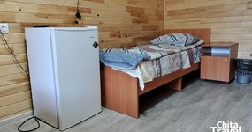 №2 (3 места) - 1 этаж. Одна односпальная кровать, одна двуспальная кровать, 3 тумбочки, холодильник. Окна выходят на дровяной склад (май 2025).