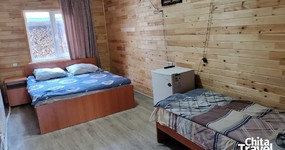 №2 (3 места) - 1 этаж. Одна односпальная кровать, одна двуспальная кровать, 3 тумбочки, холодильник. Окна выходят на дровяной склад (май 2025).