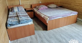 №4 (4 места) - 2 этаж. Две односпальные кровати, одна двуспальная кровать, 3 тумбочки, холодильник, ТВ Окна выходят на въезд базы, гостиницу и мангальную зону (май 2025).