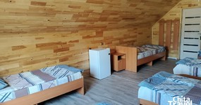 №6 (6 мест) - 3 этаж. Шесть односпальных кроватей, 6 тумбочек, холодильник. Окна выходят на дорогу за пределы базы (май 2025).