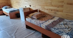 №6 (6 мест) - 3 этаж. Шесть односпальных кроватей, 6 тумбочек, холодильник. Окна выходят на дорогу за пределы базы (май 2025).