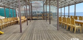Летнее кафе с видом на озеро (май 2025).