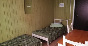 Дом 2 №3 (4 места) (4 односпальных кровати, стол, 2 стула, зеркало, шкафчик, веранда, на веранде раковина вместе с №4) (май 2025).