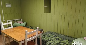Дом 3 №5 (4 места) (4 односпальных кровати, стол, 2 стула, зеркало, шкафчик, веранда, на веранде раковина вместе с №6)