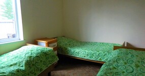 Комната №1 трехместная комната (односпальные кровати, тумбочка)