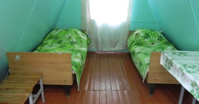 Две односпальные кровати, тумбочки, стол, стулья