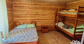 Дом №9 (4 места) - спальные места: двухъярусная кровать, двуспальная кровать, печь, тумбочка (апрель 2024).