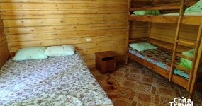 Дом №13 (4 места) - спальные места: 2х спальная, кровать, двухъярусная кровать, тумбочка, печь (апрель 2024). 