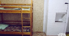Дом №2 (комната 1) -  спальные места: 2х спальная, кровать, двухъярусная кровать, тумбочка, печь (апрель 2024). 