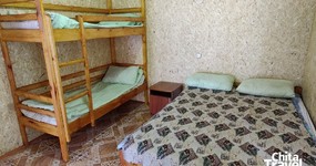 Дом №2 (комната 2) -  спальные места: 2х спальная, кровать, двухъярусная кровать, тумбочка, печь (апрель 2024). 