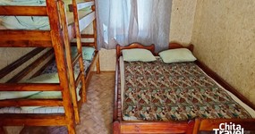Дом №11 (комната 1 - 4 места) - 2 односпальные кровати, двухъярусная кровать, тумбочка, холодильник, эл.чайник, стол, стулья (апрель 2024). 
