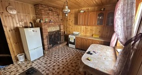 Благоустроенный коттедж (6-8 мест) - Кухонная зона: холодильник, эл.чайник, плита, стол, стулья (апрель 2024).