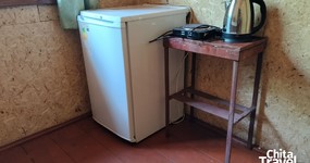 Зимний домик №2 (2 комнаты по 4 места) - 2-х спальная кровать, двухъярусная кровать. Веранда - стол стулья, холодильник, эл.чайник, дровяная печь (ноябрь 2025).