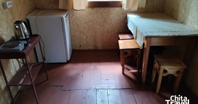 Зимний домик №2 (2 комнаты по 4 места) - 2-х спальная кровать, двухъярусная кровать. Веранда - стол стулья, холодильник, эл.чайник, дровяная печь (ноябрь 2025).