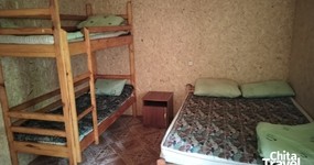 Зимний домик №2 (2 комнаты по 4 места) - 2-х спальная кровать, двухъярусная кровать. Веранда - стол стулья, холодильник, эл.чайник, дровяная печь (ноябрь 2025).