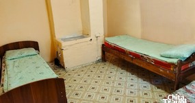 Комната №2 (4 места) - 4 односпальные деревянные кровати, тумбочка, зеркало (май 2025).