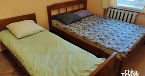 Комната №3 (4 места) - двуспальная, 2 односпальные деревянные кровати, тумбочка (май 2025). 