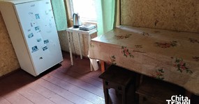 Дом №1 (комната 1 - 4 места) -2-х спальная кровать, двухъярусная кровать. Веранда - стол стулья, холодильник, эл.чайник, дровяная печь (ноябрь 2025).