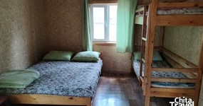 Дом №1 (комната 1 - 4 места) -2-х спальная кровать, двухъярусная кровать. Веранда - стол стулья, холодильник, эл.чайник, дровяная печь (ноябрь 2025).
