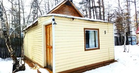 Зимний домик №9 (4 места) - 2-х спальная кровать, двухъярусная кровать, стол стулья, холодильник, эл.чайник, дровяная печь (ноябрь 2025).