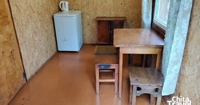 Зимний домик №9 (4 места) - 2-х спальная кровать, двухъярусная кровать, стол стулья, холодильник, эл.чайник, дровяная печь (июнь 2025).