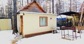 Зимний домик №10 (4 места) - 2-х спальная кровать, двухъярусная кровать, стол стулья, холодильник, эл.чайник, дровяная печь (ноябрь 2025).