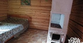 Зимний домик №10 (4 места) - 2-х спальная кровать, двухъярусная кровать, стол стулья, холодильник, эл.чайник, дровяная печь (ноябрь 2025).