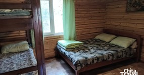 Зимний домик №13 (4 места) - 2-х спальная кровать, двухъярусная кровать, стол стулья, холодильник, эл.чайник, дровяная печь (ноябрь 2025).