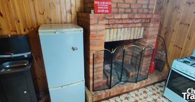 1 этаж (кухня) - кухонный гарнитур, газовая плита, холодильник, эл.чайник, микроволновка, стол, стулья, камин, телевизор. умывальник с водонагревателем(ноябрь 2025)