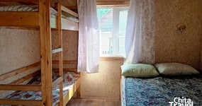 Дом №1 (комната 2 - 4 места) -2-х спальная кровать, двухъярусная кровать. Веранда - стол стулья, холодильник, эл.чайник, дровяная печь (ноябрь 2025).