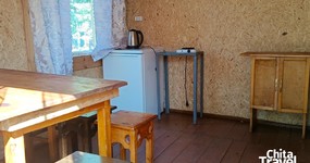 Дом №1 (комната 2 - 4 места) -2-х спальная кровать, двухъярусная кровать. Веранда - стол стулья, холодильник, эл.чайник, дровяная печь (ноябрь 2025).