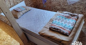 Дом №10 (6 мест) - 2-х этажный дом внутри: 6 односпальных кроватей, холодильник, эл.чайник, стол, стулья (август 2024).