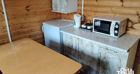 №2 кухонная зона: кухонный гарнитур, раковина, эл. чайник, плита, микроволновая печь, холодильник, кухонный уголок (июнь 2025).