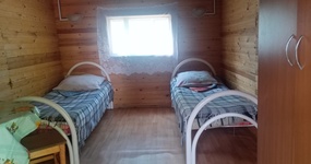 Летние домики №4,5 (2-х местные): 2 односпальные кровати, стол, табуреты, шкаф (июнь 2022).