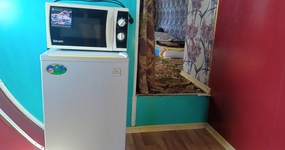 Кухонная зона: холодильник, печь СВЧ (июнь 2022).