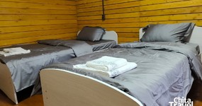 Корпус 4 (2-х местные номера). 2 односпальные деревянные кровати, стол, стулья, маленький холодильник, чайник (июнь 2025).