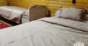 Корпус 4 (2-х местные номера). 2 односпальные деревянные кровати, стол, стулья, маленький холодильник, чайник (июнь 2025).