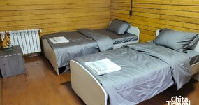 Корпус 4 (2-х местные номера). 2 односпальные деревянные кровати, стол, стулья, маленький холодильник, чайник (июнь 2025).