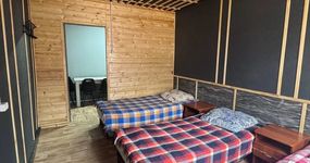Номер 4 комната 2: 3 односпальные кровати (в стиле лофт), прикроватные тумбы, лицевые полотенца, вешалка для одежды (апрель 2026).