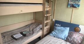 Комната 1 на 2-м этаже - двуспальная деревянная, двухъярусная кровати, шкаф (апрель 2026).