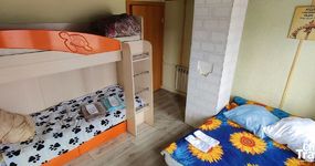 Комната 2 на 2-м этаже: двуспальная кровать в стиле "Лофт", двухъярусная кровать (апрель 2026).