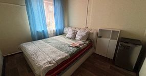 Номер 1 комната 1: двуспальная кровать, ТВ, тумба, чайник, маленький холодильник, вешалка для одежды, лицевые полотенца (апрель 2026).