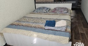 Номер 2: двуспальная кровать, маленький холодильник, ТВ, чайник, журнальный столик, лицевые полотенца, вешалка для одежды (сентябрь 2025).