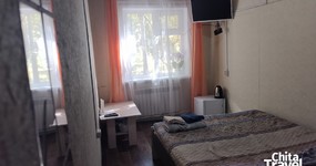 Номер 2: двуспальная кровать, маленький холодильник, ТВ, чайник, журнальный столик, лицевые полотенца, вешалка для одежды (сентябрь 2025).