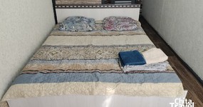 Номер 2: двуспальная кровать, маленький холодильник, ТВ, чайник, журнальный столик, лицевые полотенца, вешалка для одежды (сентябрь 2025).