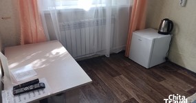 Номер 2: двуспальная кровать, маленький холодильник, ТВ, чайник, журнальный столик, лицевые полотенца, вешалка для одежды (сентябрь 2025).