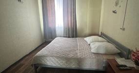 Номер 3: двуспальная кровать, маленький холодильник, ТВ, чайник, журнальный столик, лицевые полотенца, вешалка для одежды (февраль 2026).